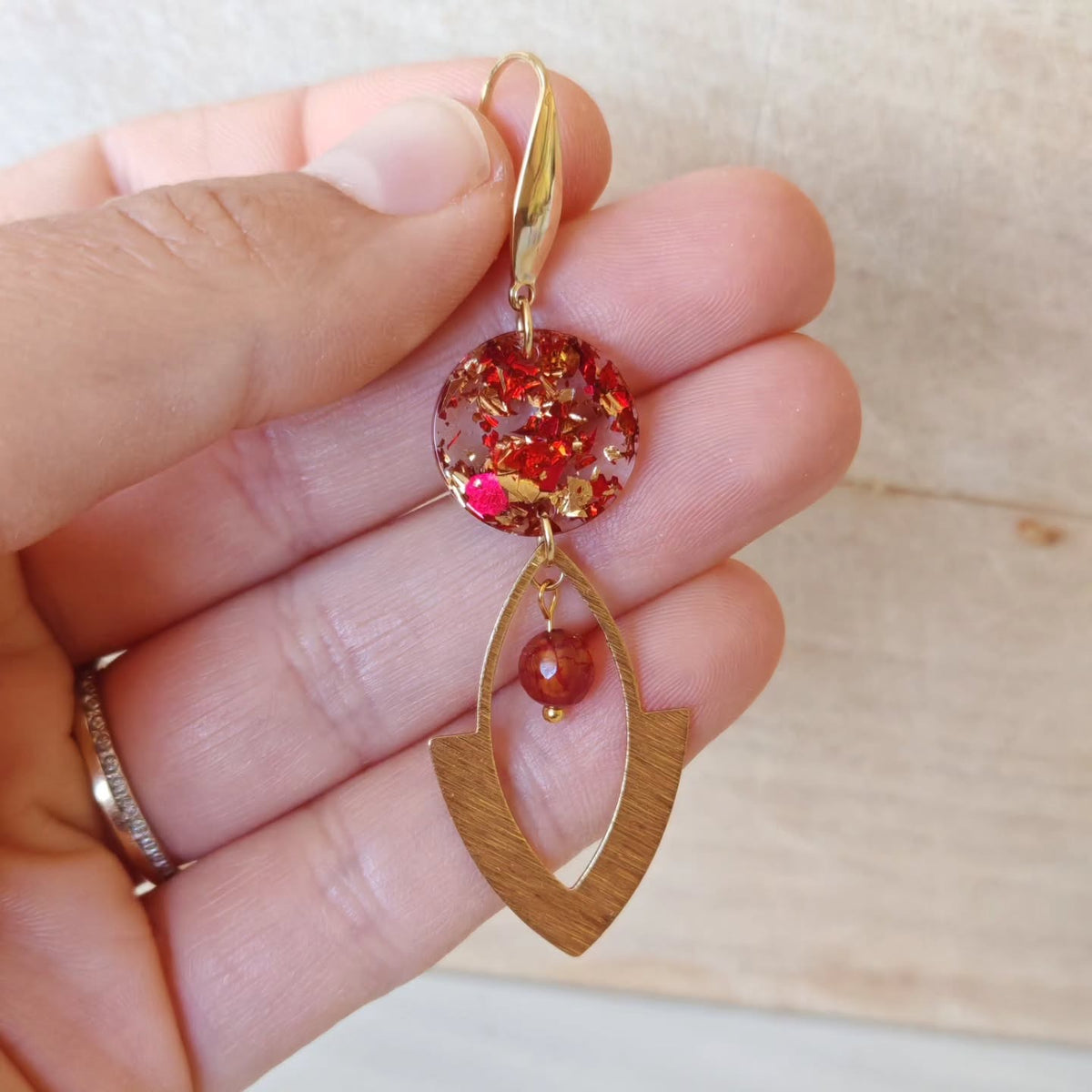 Disque rouge et navette de laiton — Agate veine de dragon