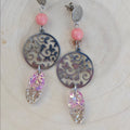 Arabesques argentées et navettes irisées — Calcédoine rose