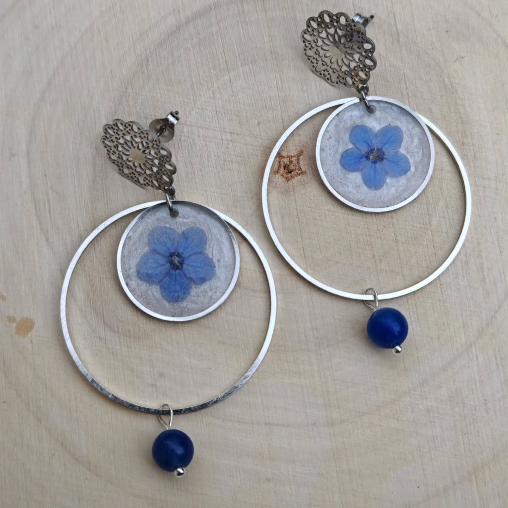 Fleurs bleues et oiseau argenté — Aventurine