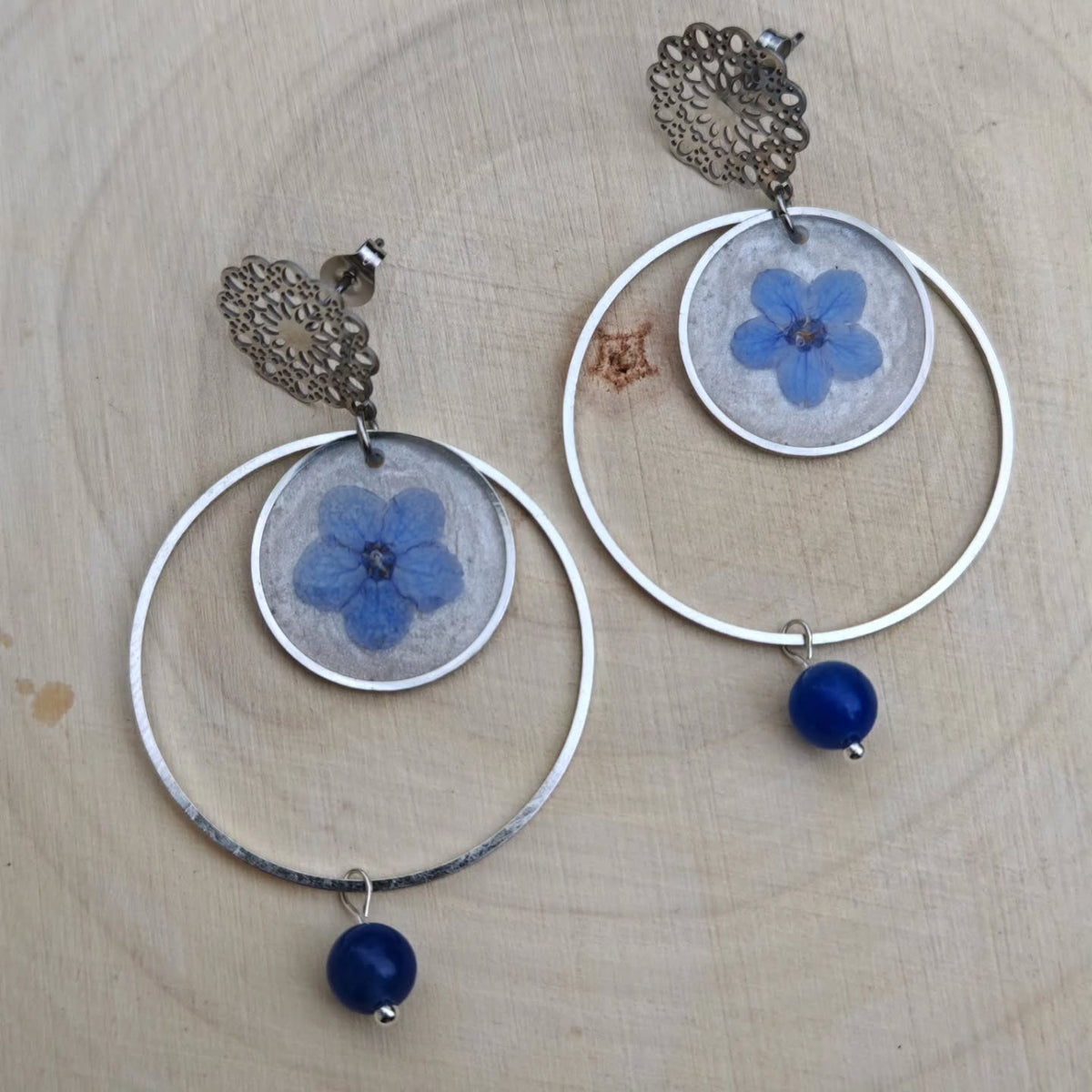 Fleurs bleues et oiseau argenté — Aventurine