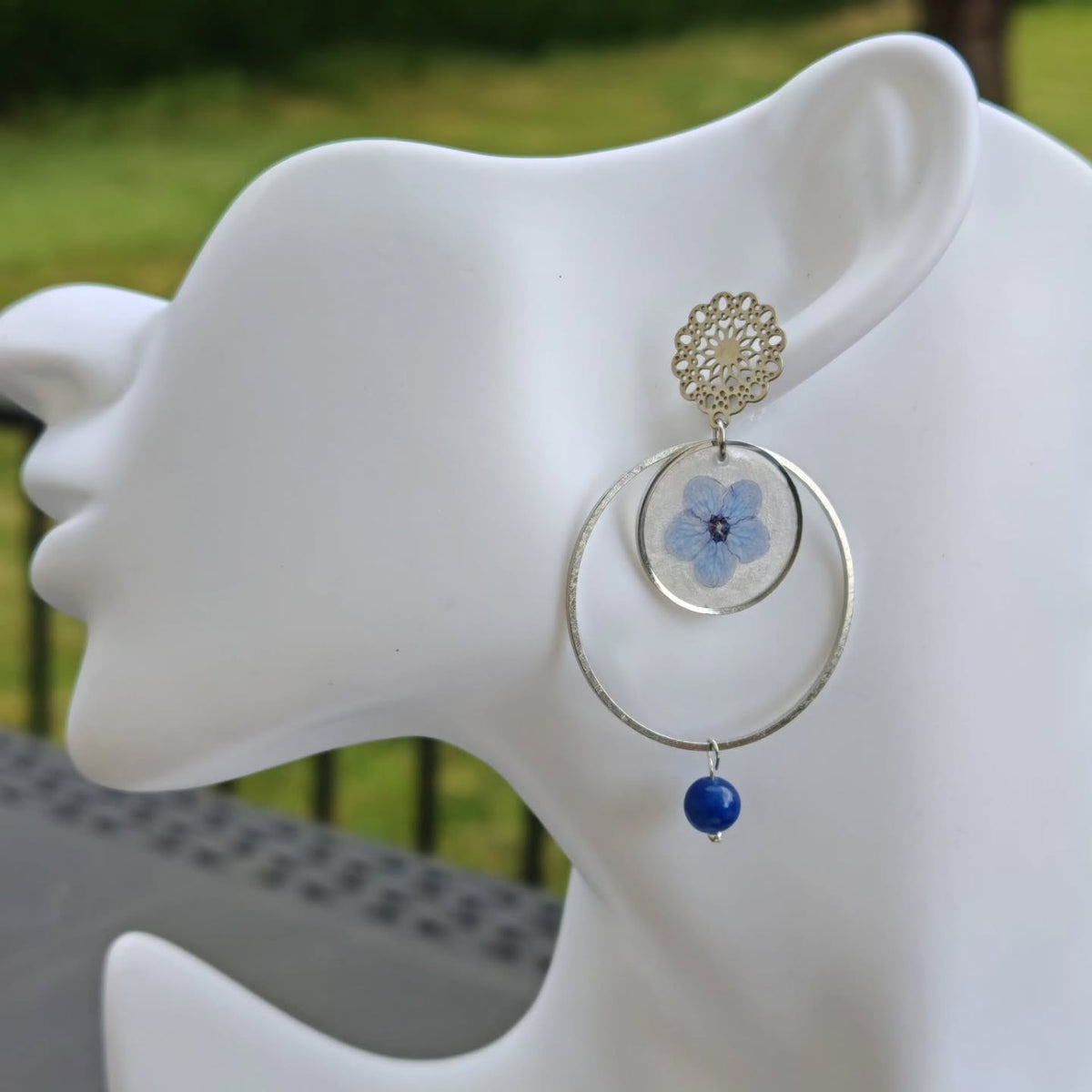 Fleurs bleues et oiseau argenté — Aventurine