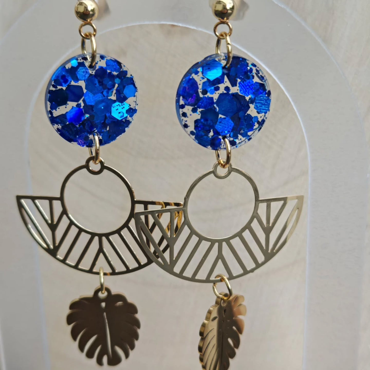 Bleu roi et éventails dorés