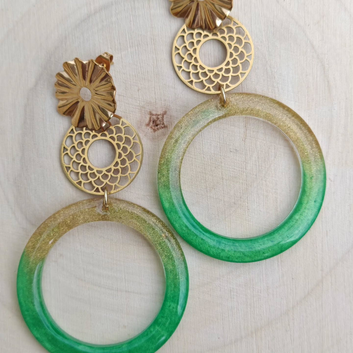 Anneau vert pailleté et dentelle dorée