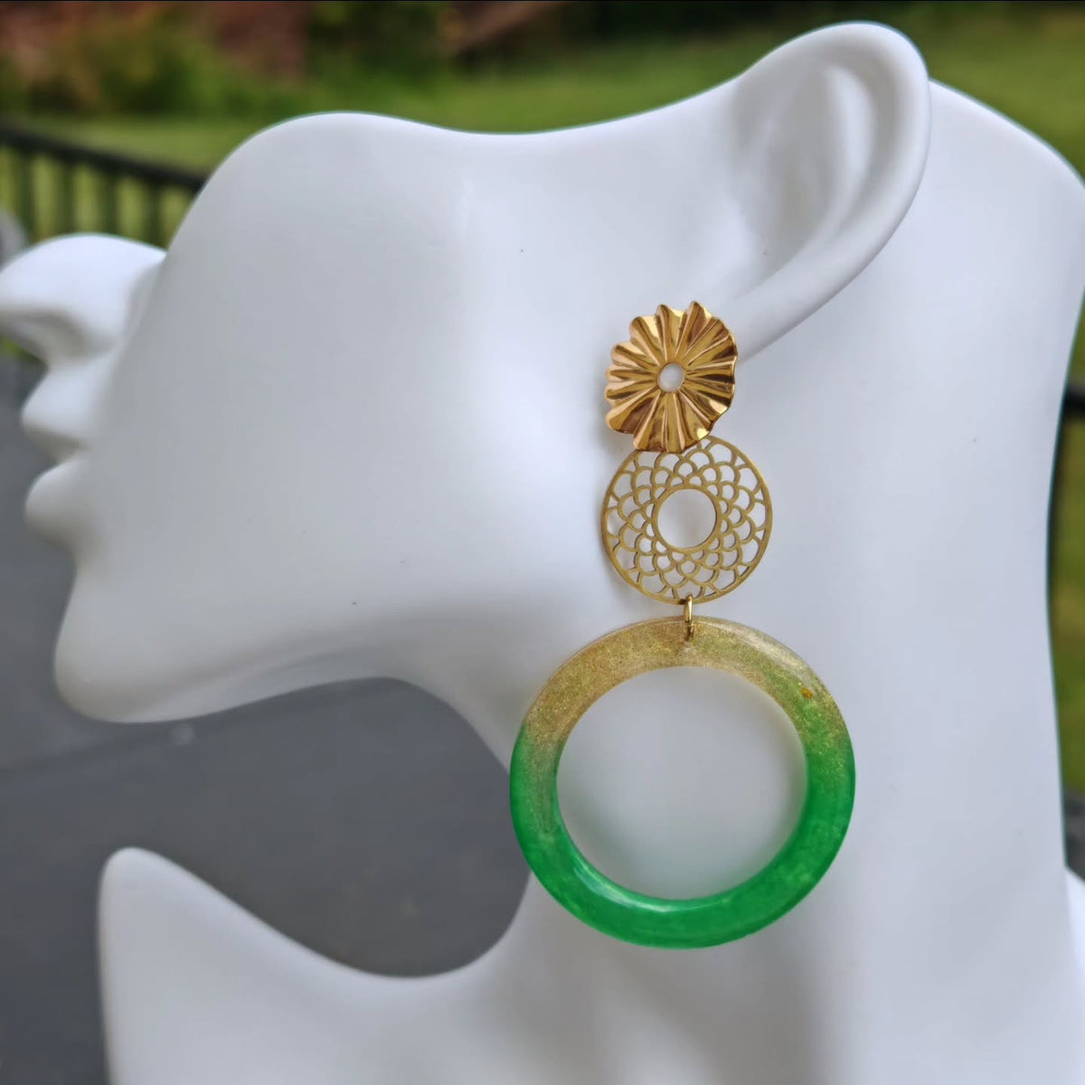 Anneau vert pailleté et dentelle dorée