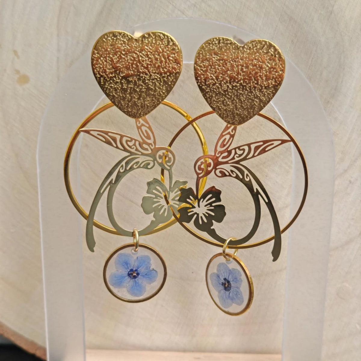 Cœur doré, oiseau et fleur bleue