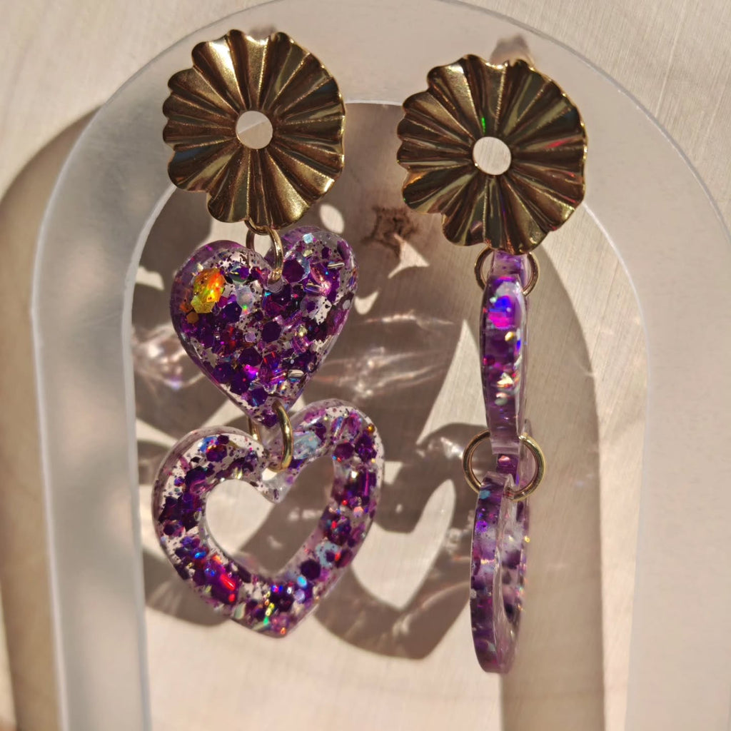 Cœurs violets et fleurs séchées