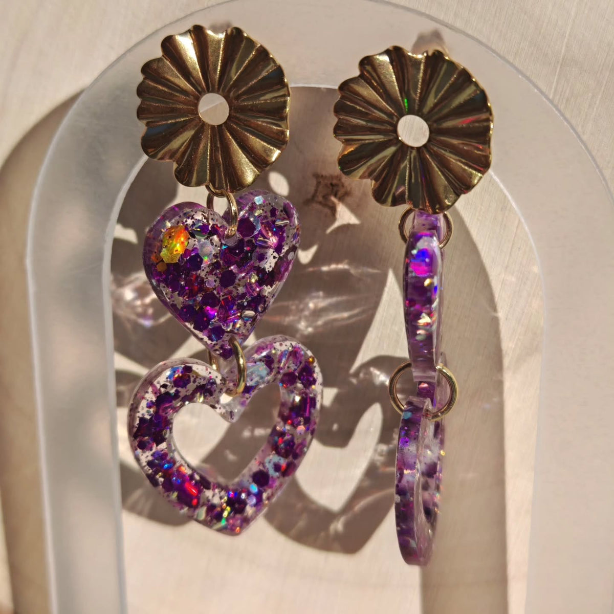 Cœurs violets et fleurs séchées