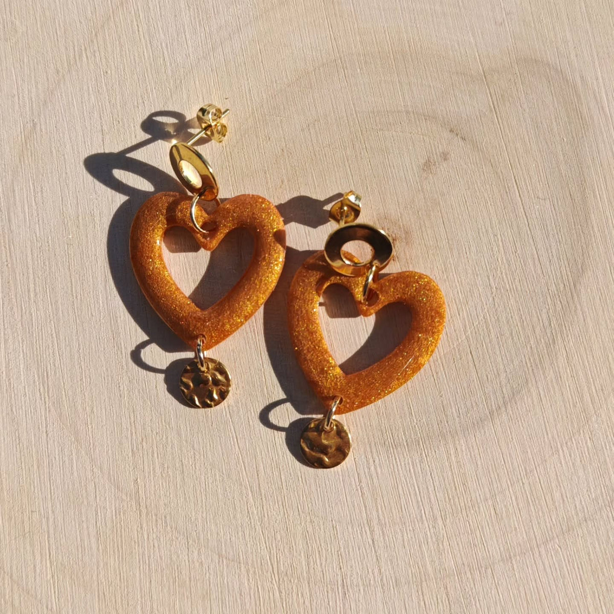 Cœur ajouré et perle orange