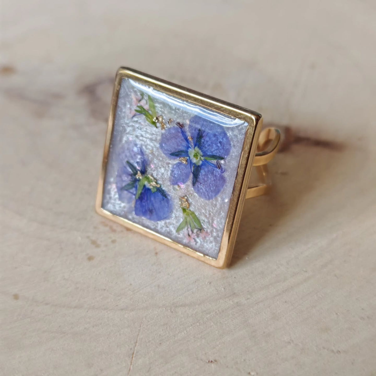 Bague carrée aux pensées violettes