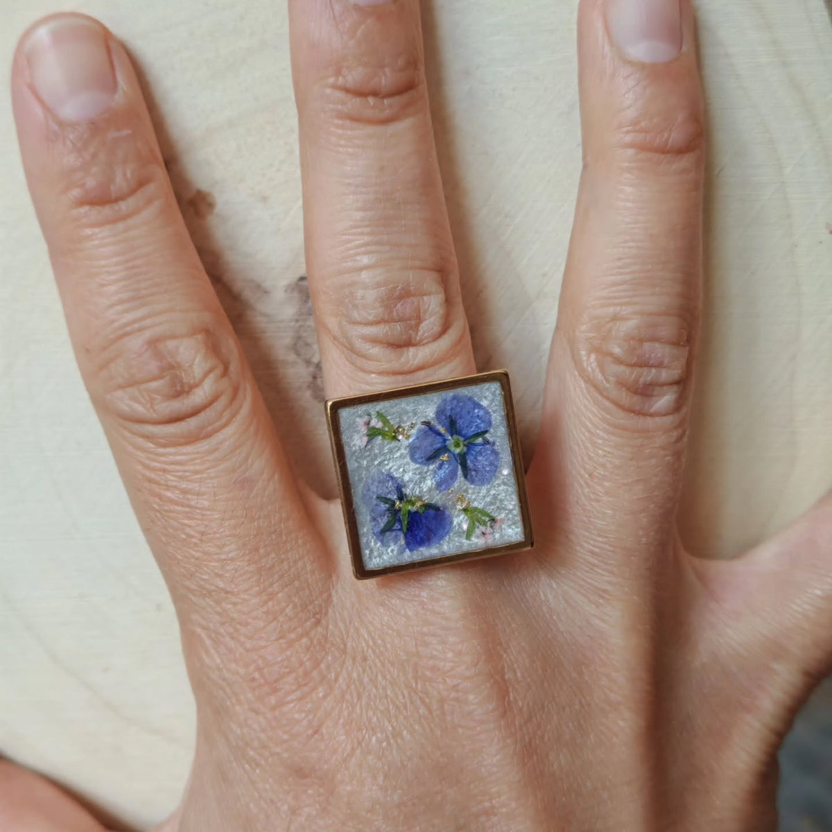 Bague carrée aux pensées violettes