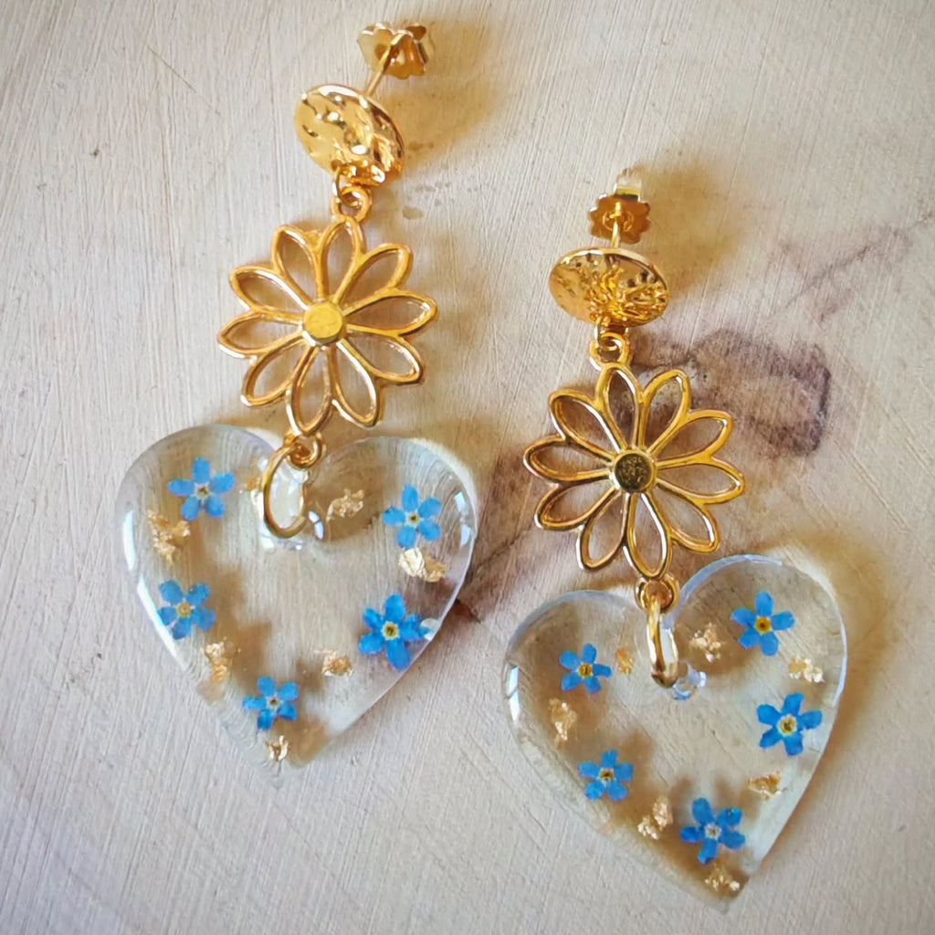 Cœurs de myosotis et fleurs dorées
