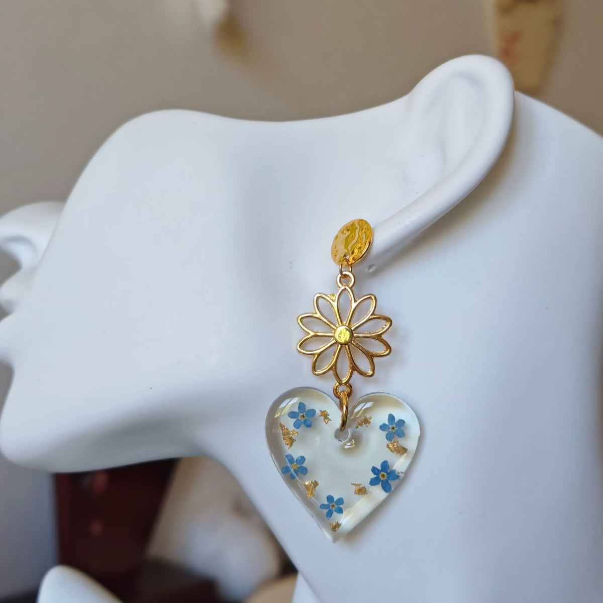 Cœurs de myosotis et fleurs dorées