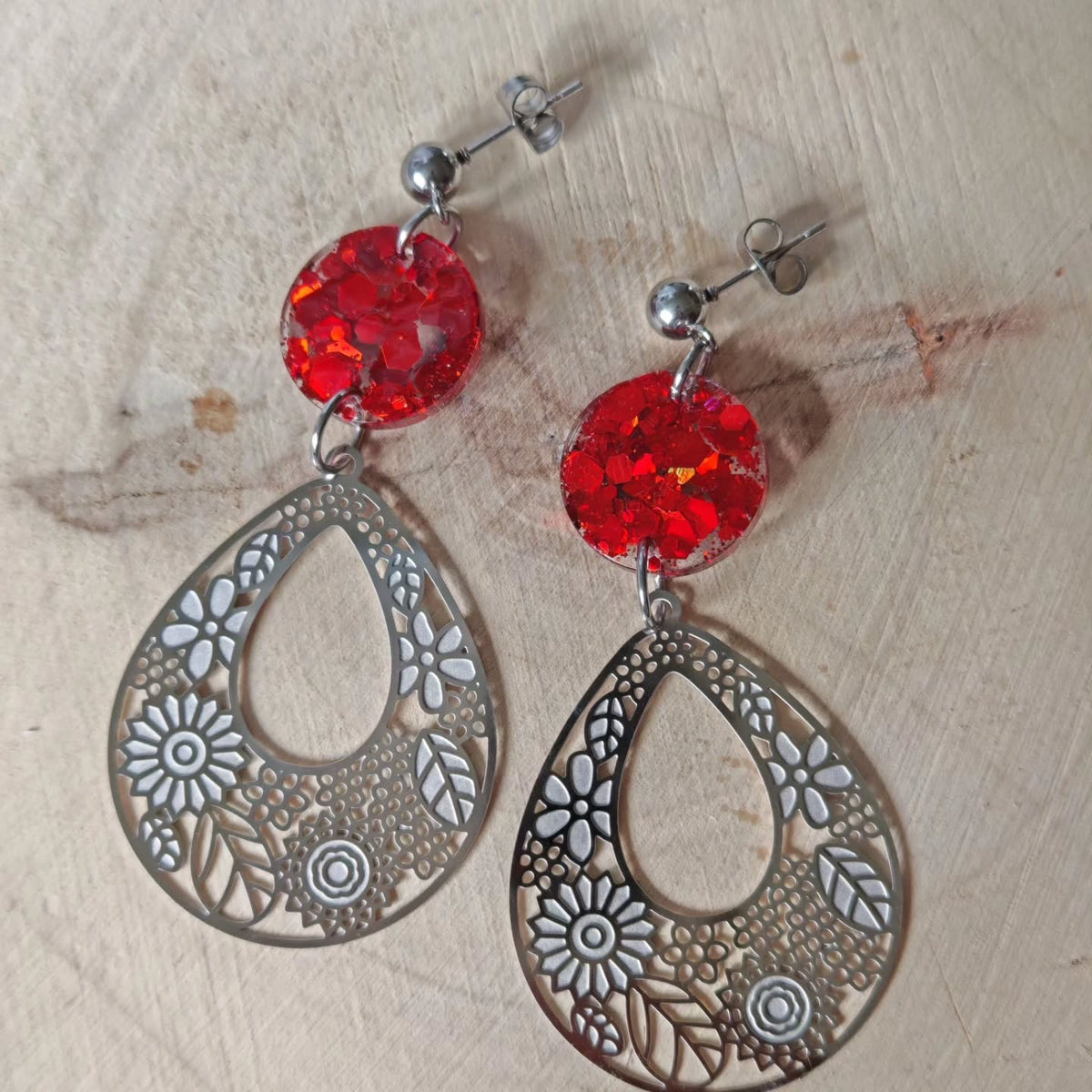 Gouttes de dentelle argentée et perles rouges