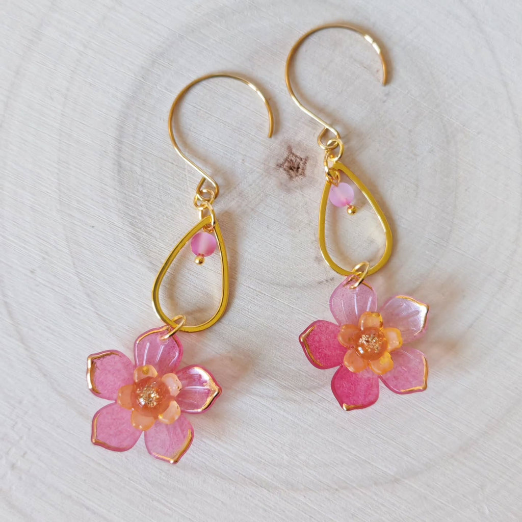 Fleurs de cerisier et gouttes ouvertes