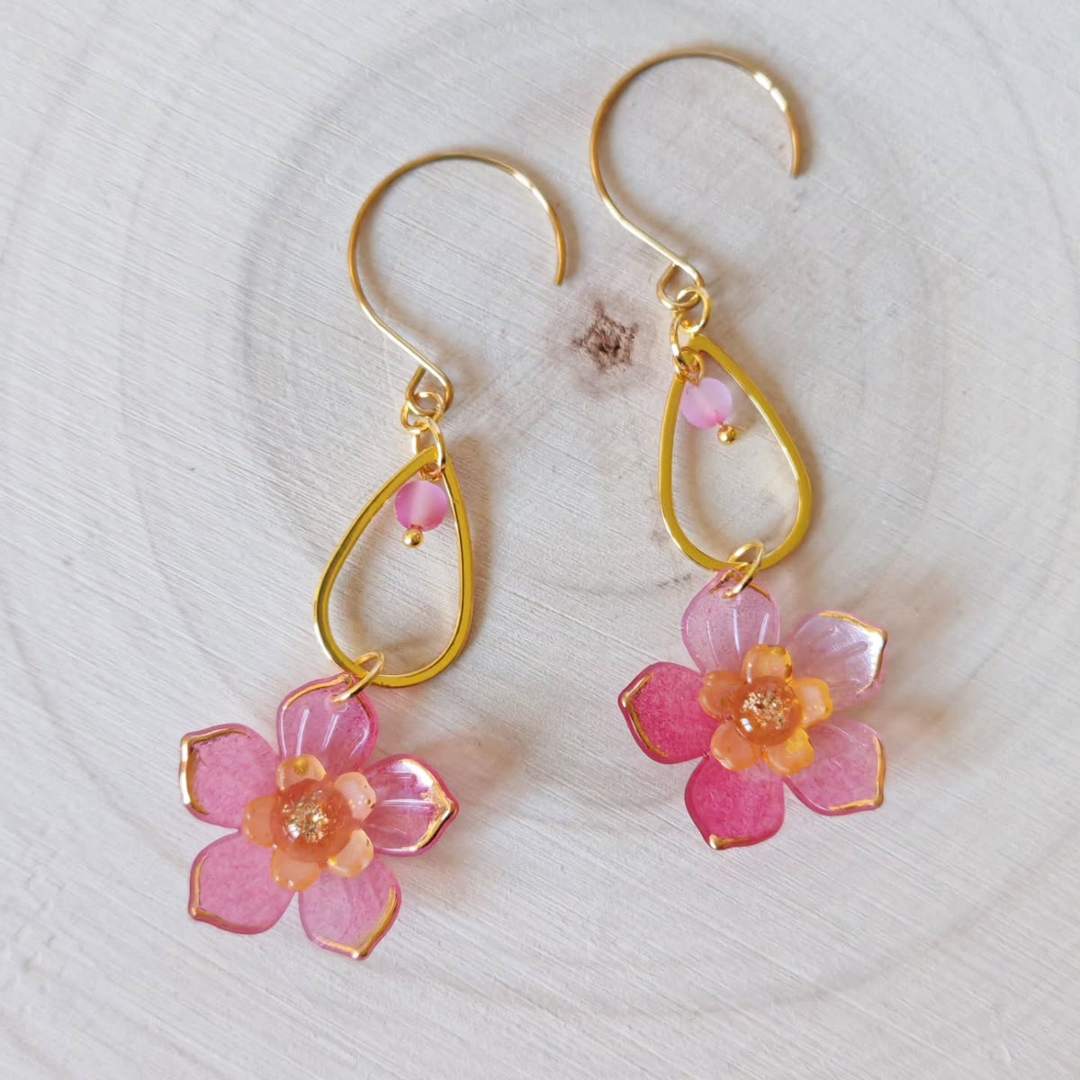 Fleurs de cerisier et gouttes ouvertes