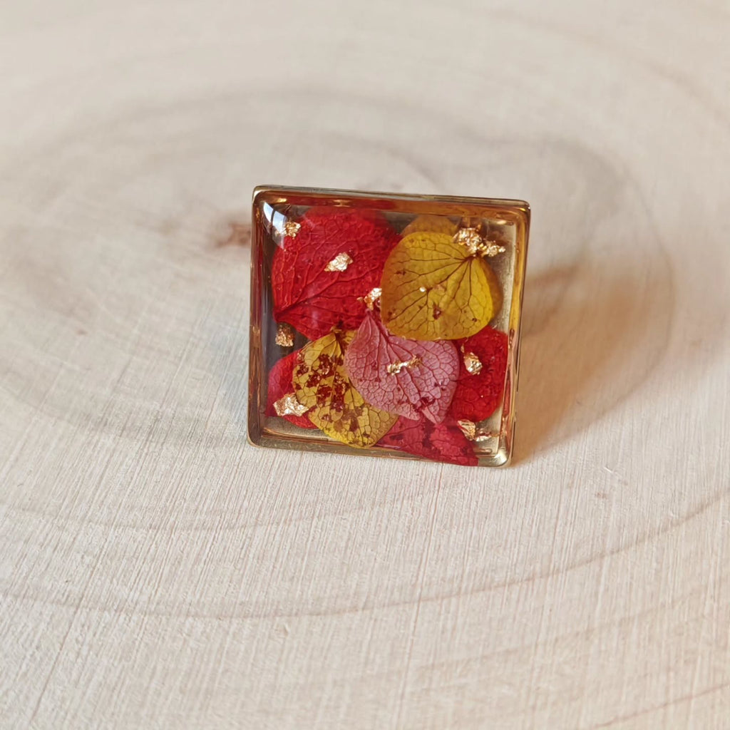 Bague carrée rouge et fleurs blanches