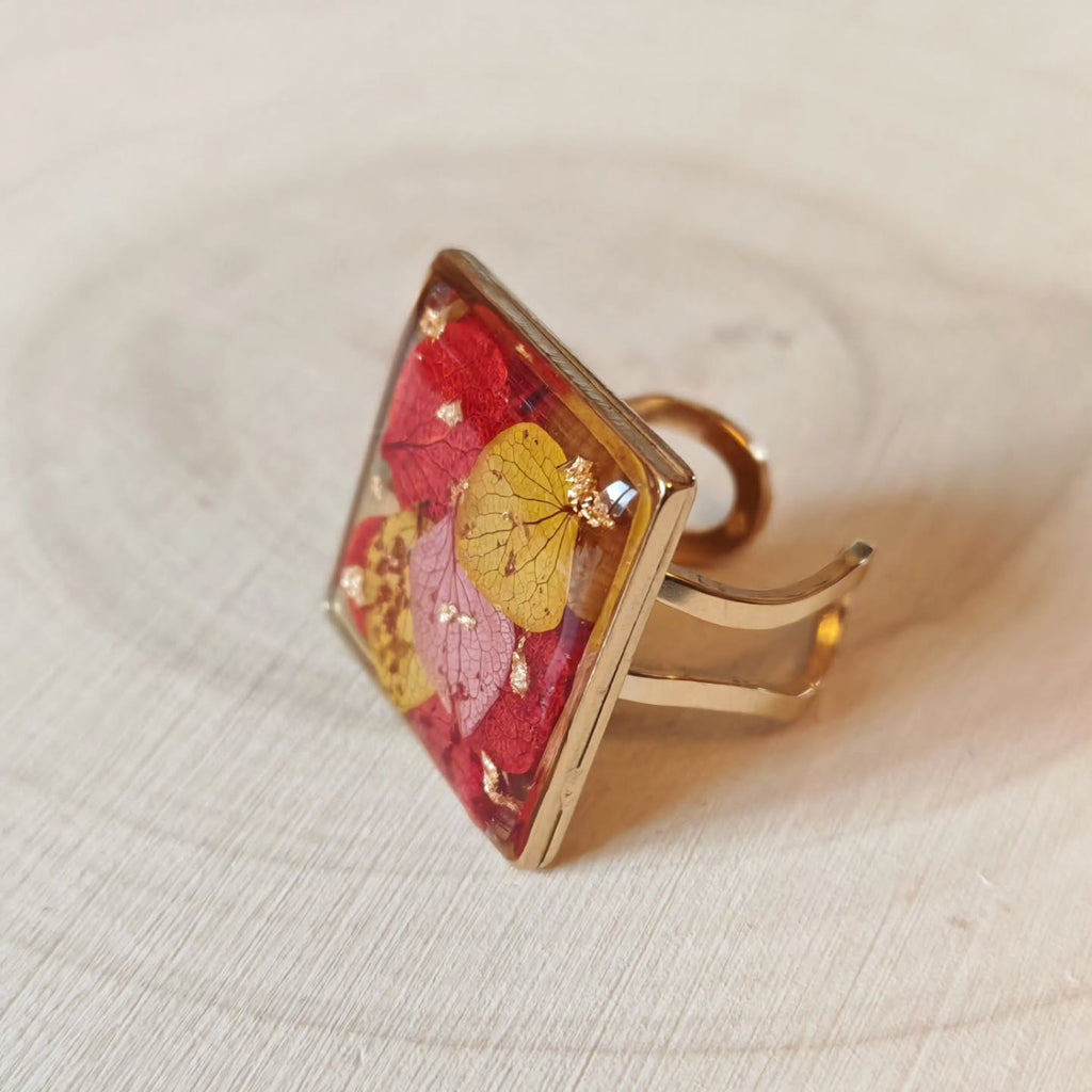 Bague carrée rouge et fleurs blanches