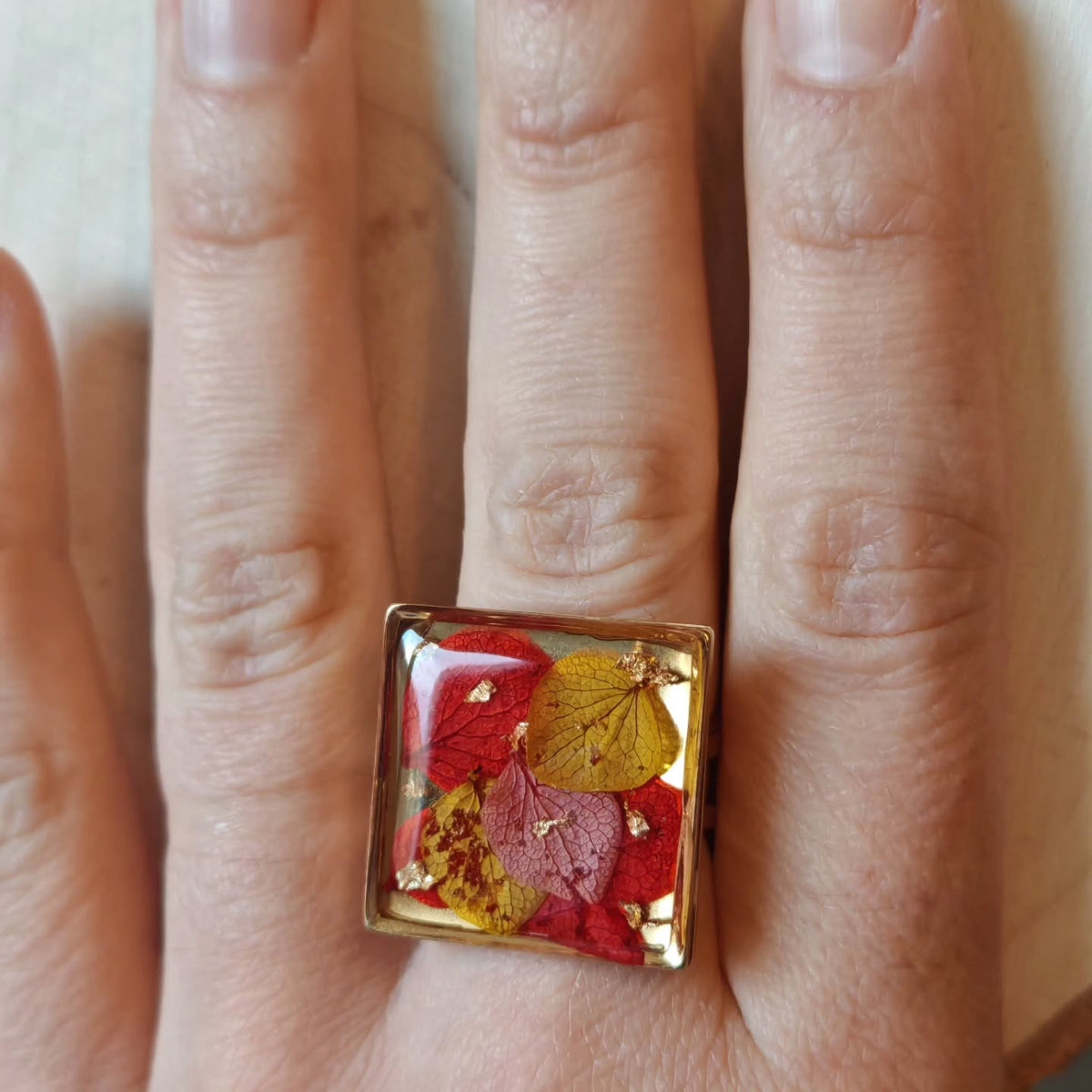 Bague carrée rouge et fleurs blanches