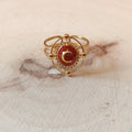 Bague rouge au croissant doré