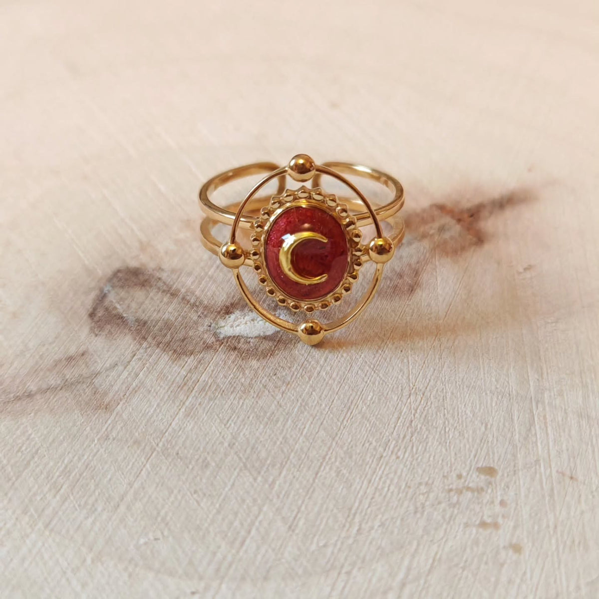 Bague rouge au croissant doré
