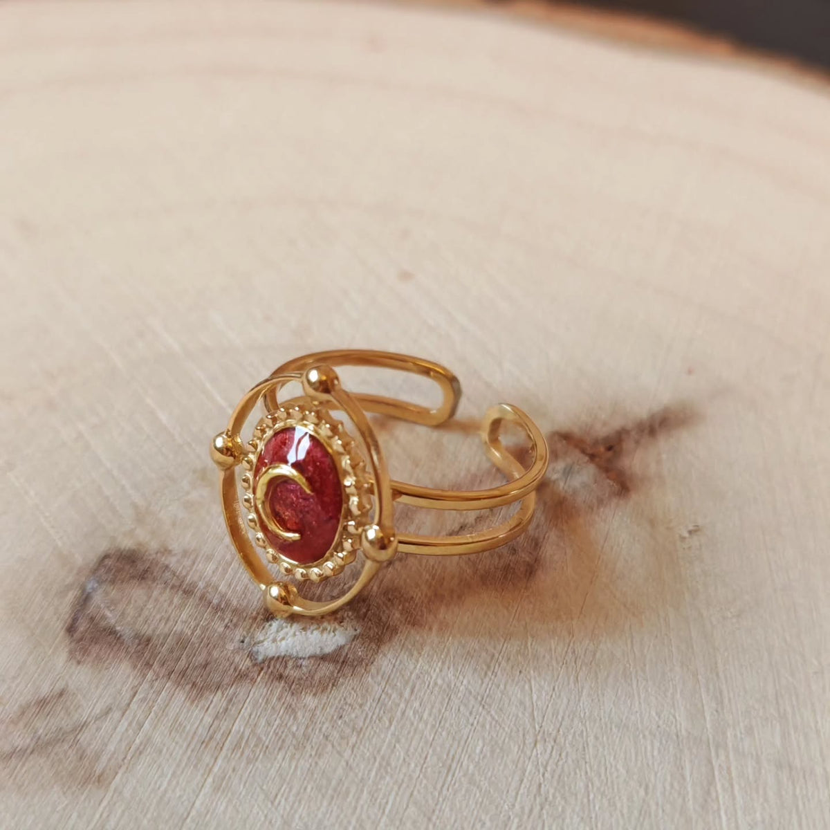 Bague rouge au croissant doré