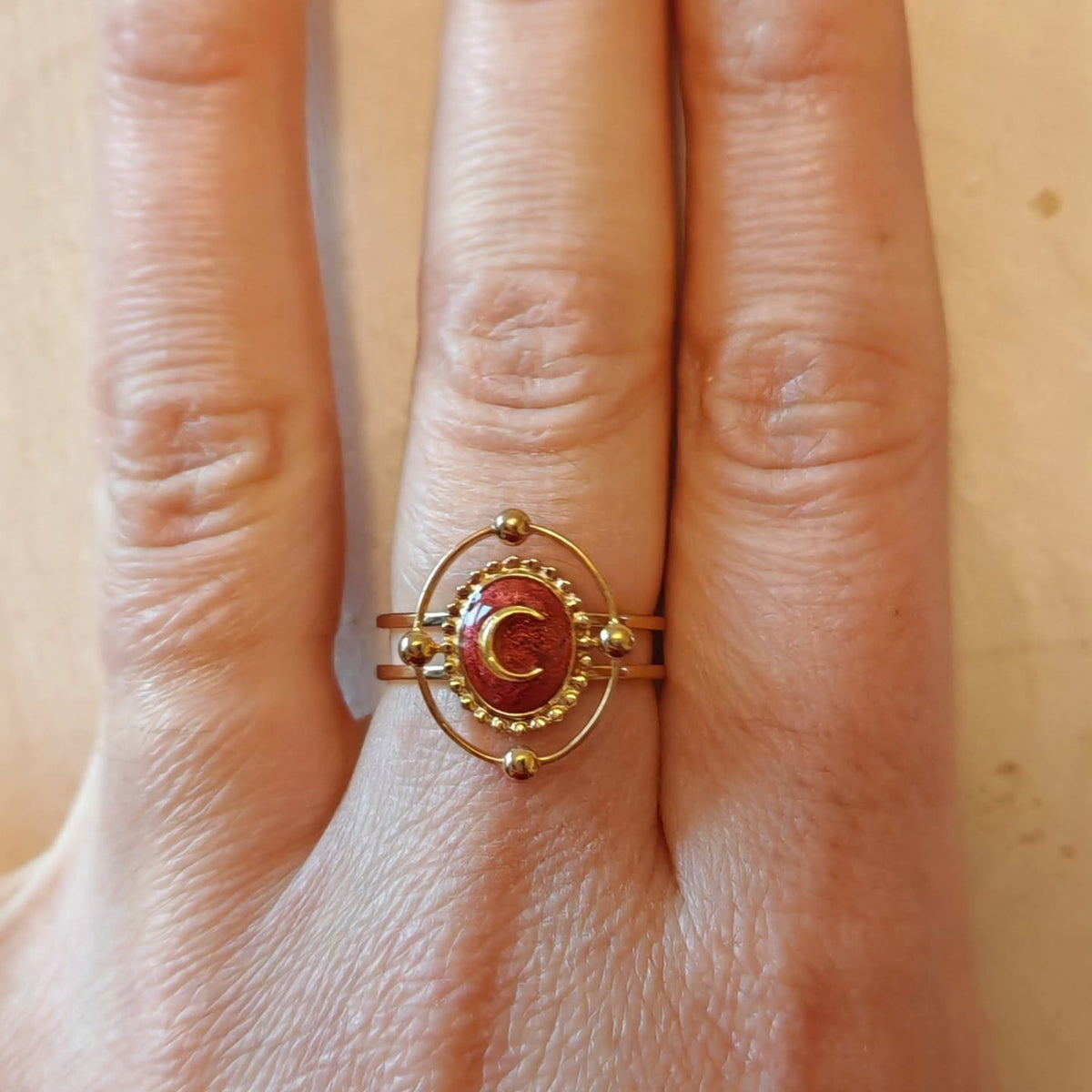 Bague rouge au croissant doré