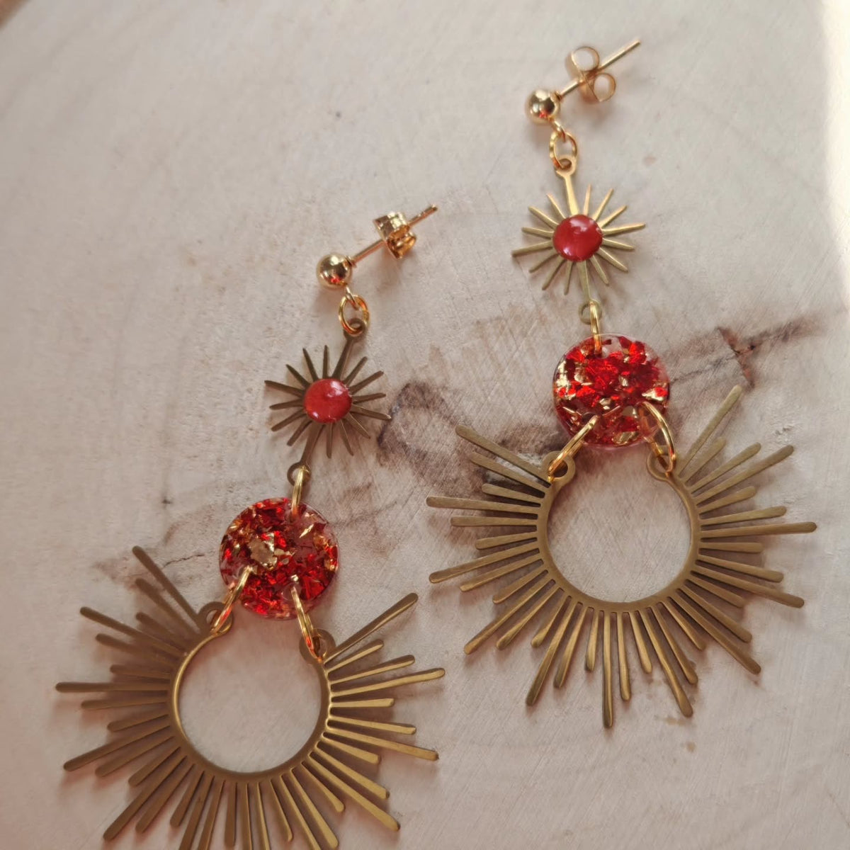 Soleils rayonnants et perles rouges