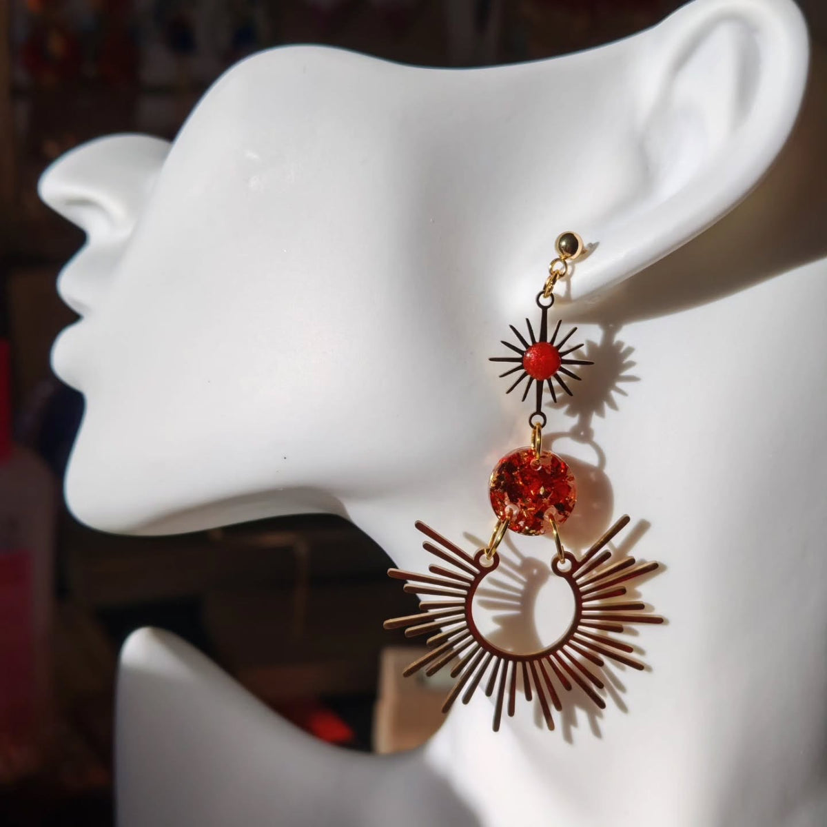 Soleils rayonnants et perles rouges