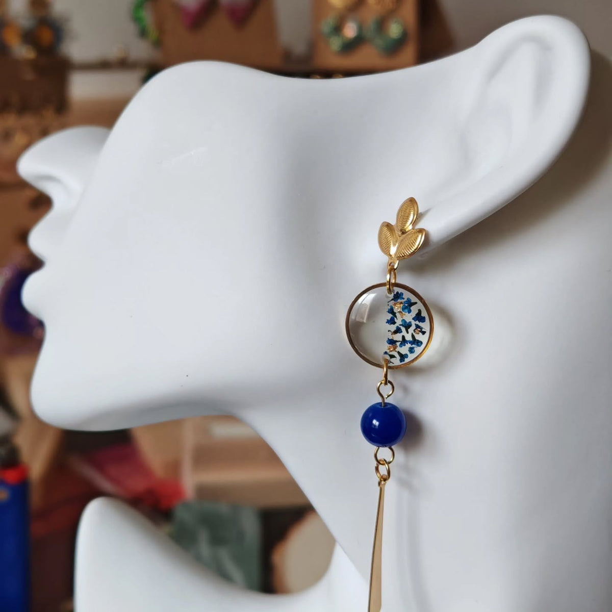 Porcelaine bleue et bâtonnets dorés
