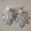 Pétales blanc irisé