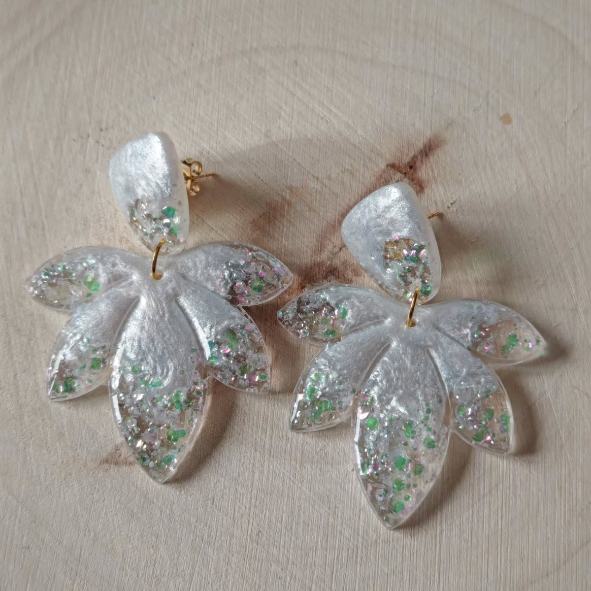 Pétales blanc irisé