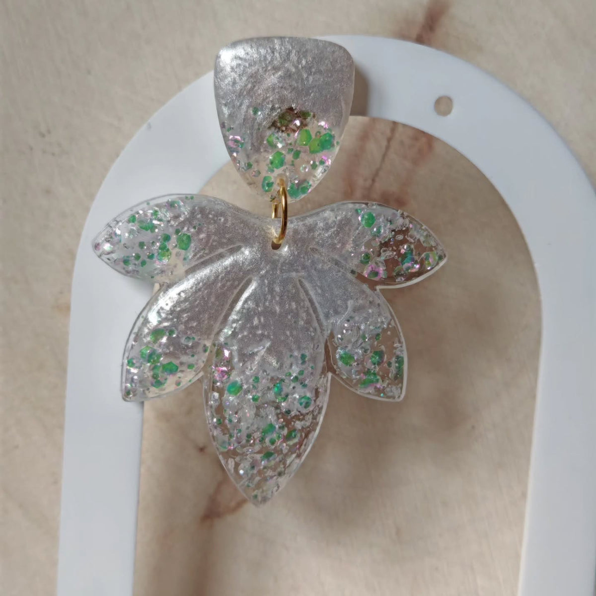 Pétales blanc irisé