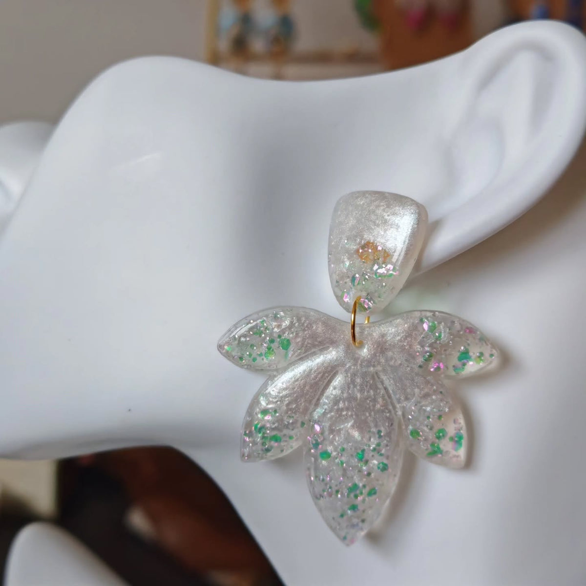 Pétales blanc irisé