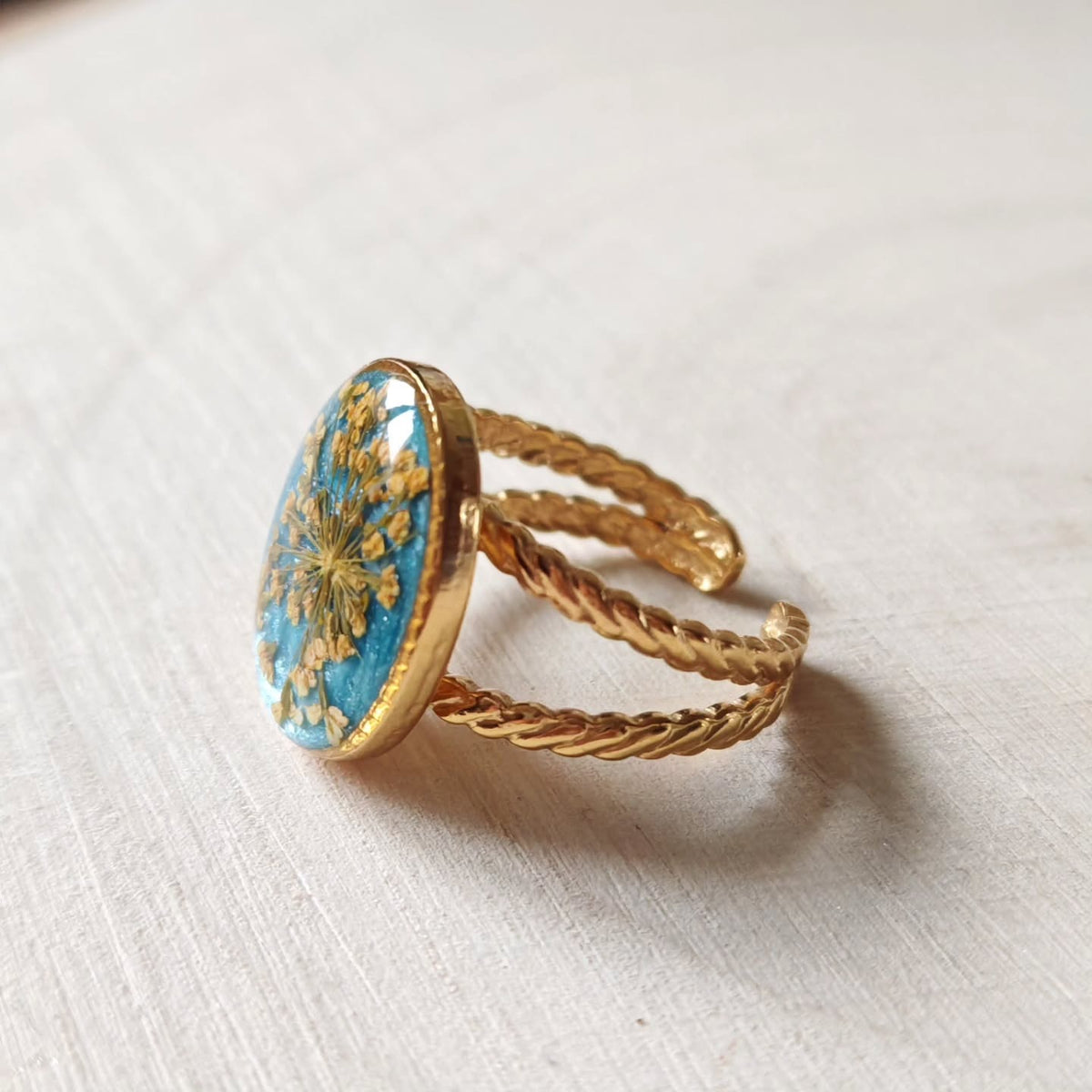 Bague ovale aux fleurs jaunes