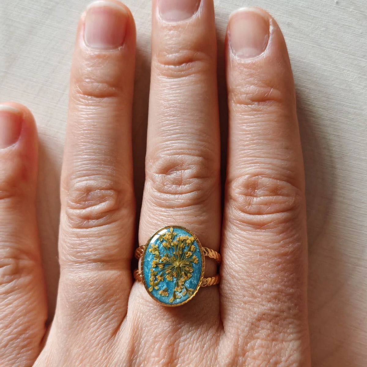 Bague ovale aux fleurs jaunes