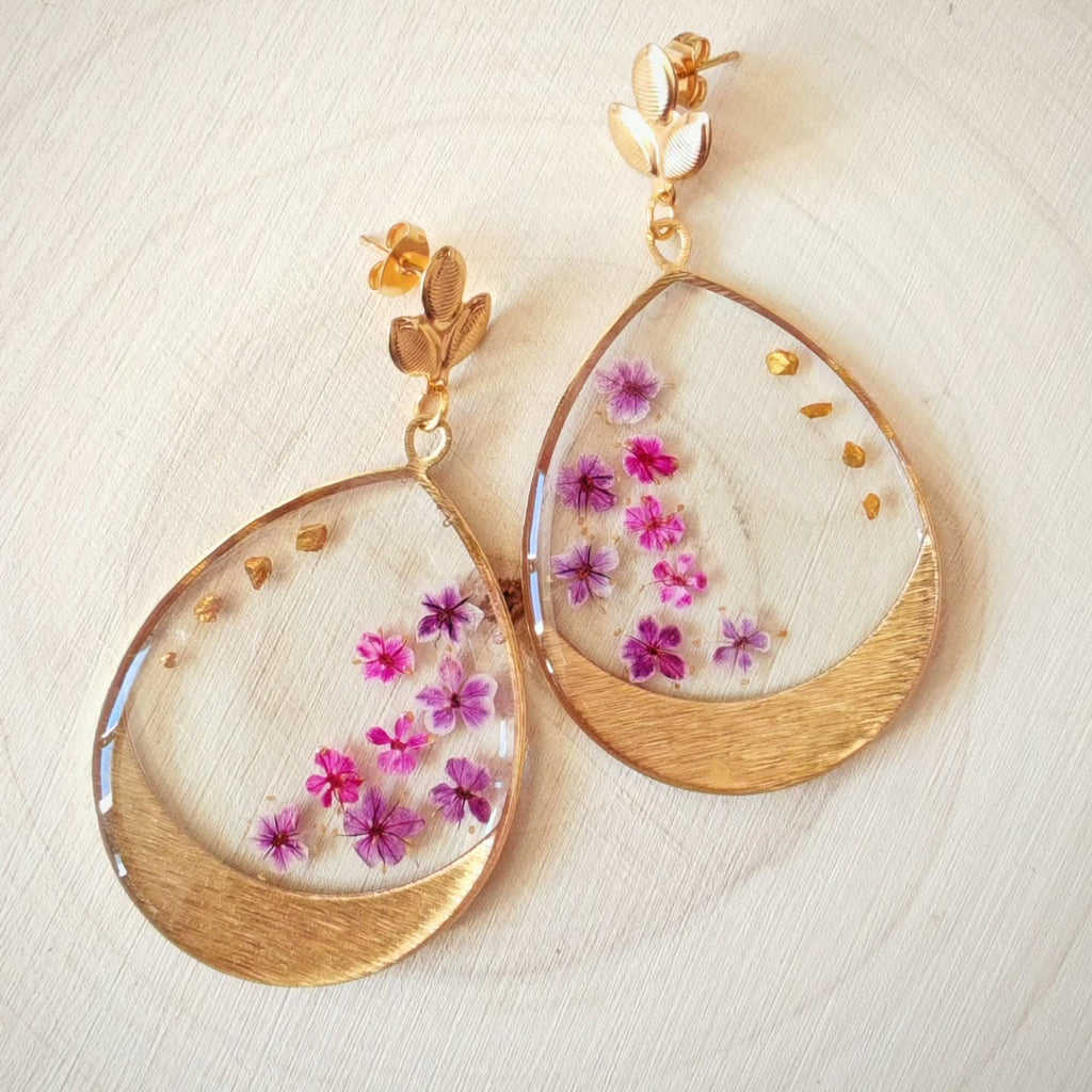 Gouttes fuchsia et fleurs dorées