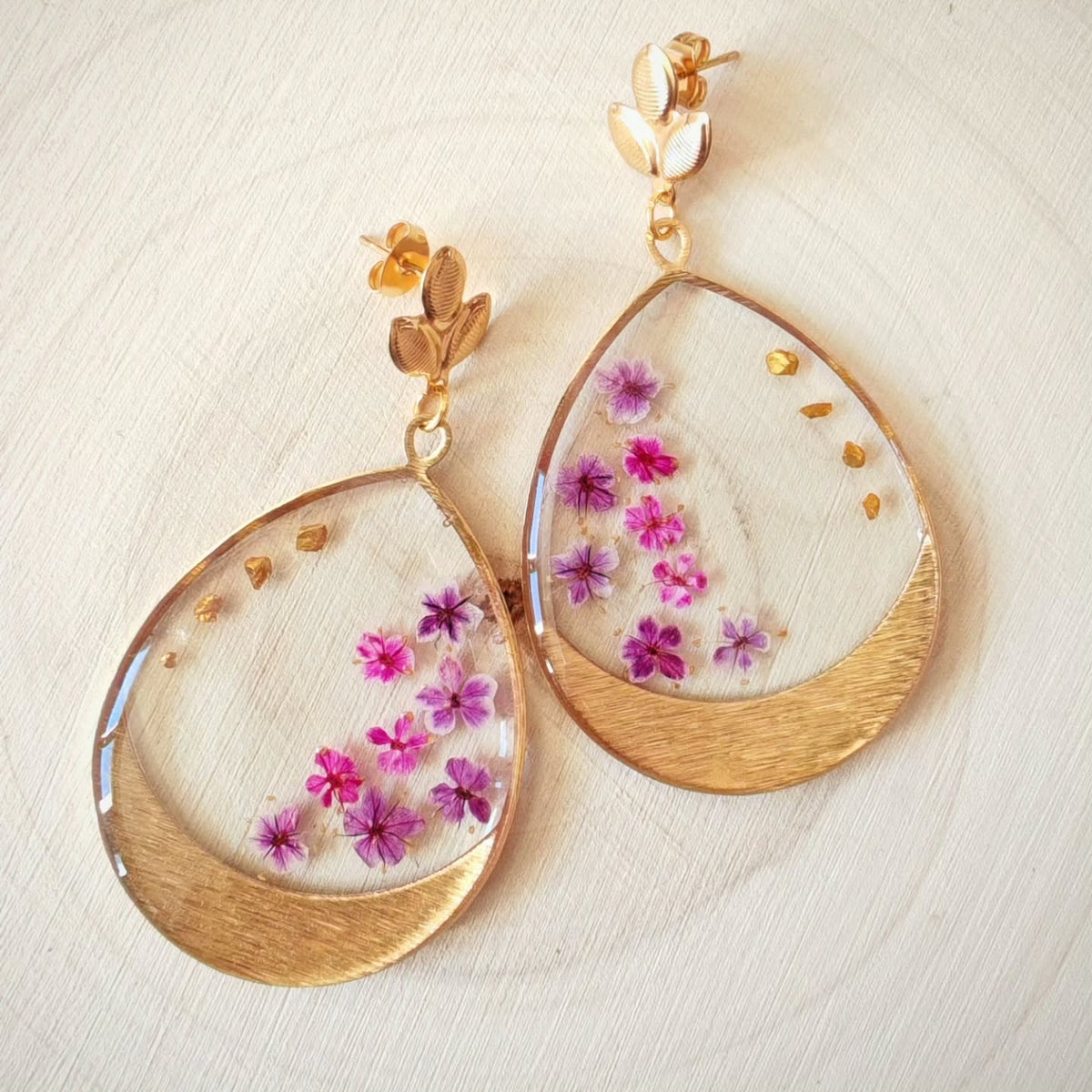 Gouttes fuchsia et fleurs dorées
