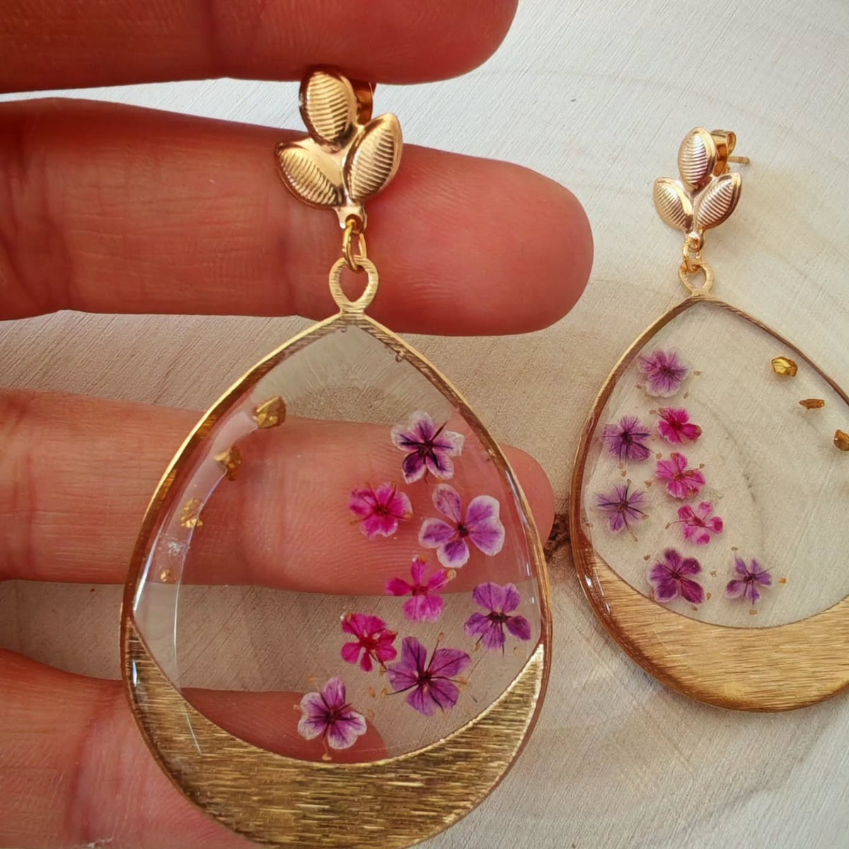 Gouttes fuchsia et fleurs dorées