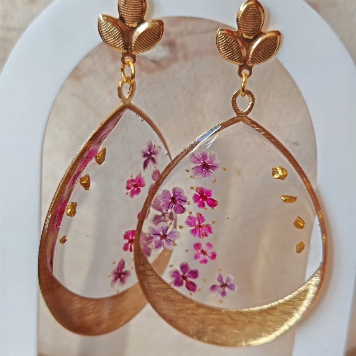 Gouttes fuchsia et fleurs dorées