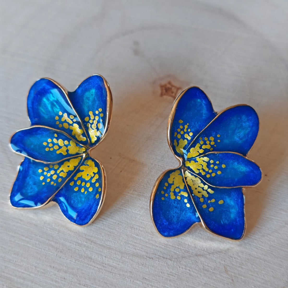 Fleurs bleu roi peintes