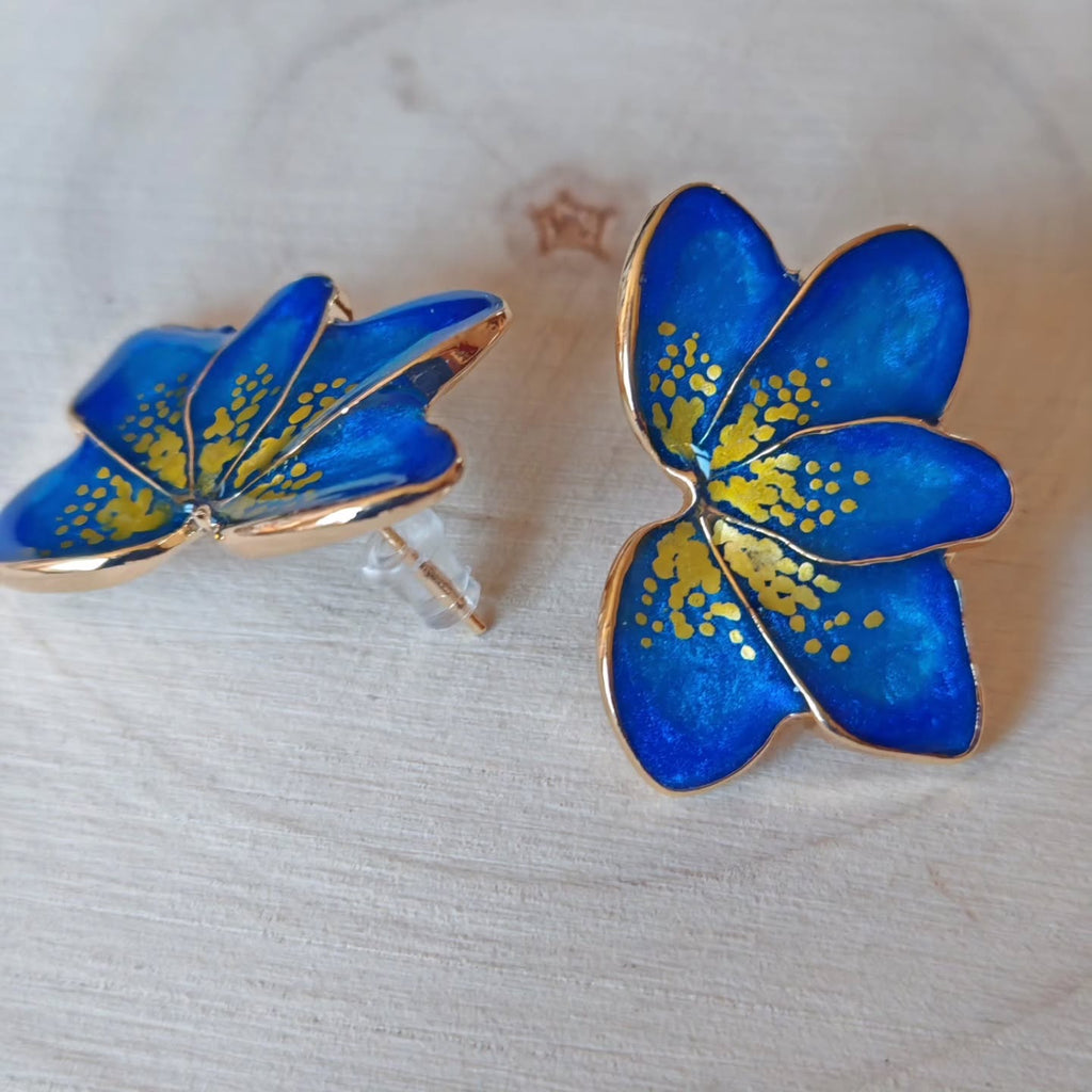 Fleurs bleu roi peintes