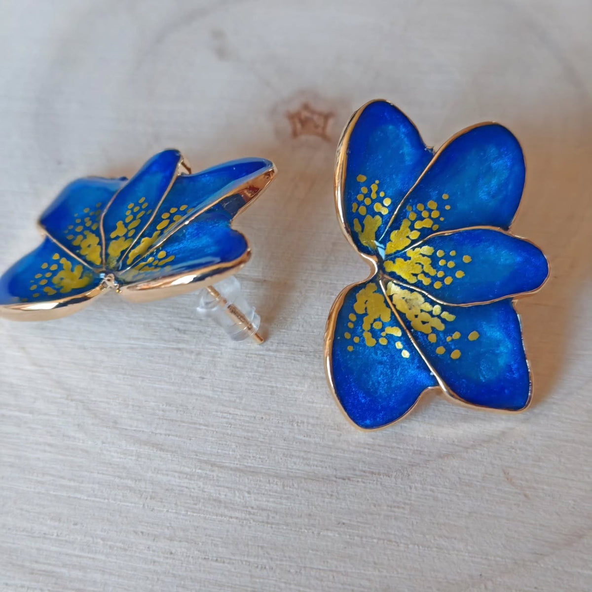 Fleurs bleu roi peintes