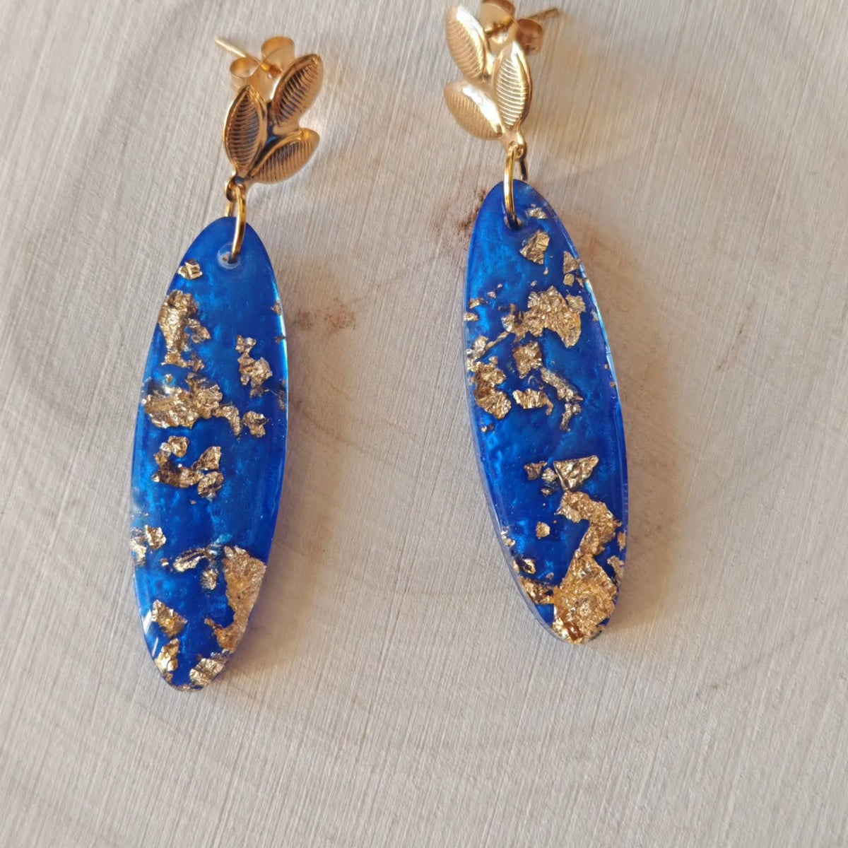 Navettes bleu roi et tulipes dorées