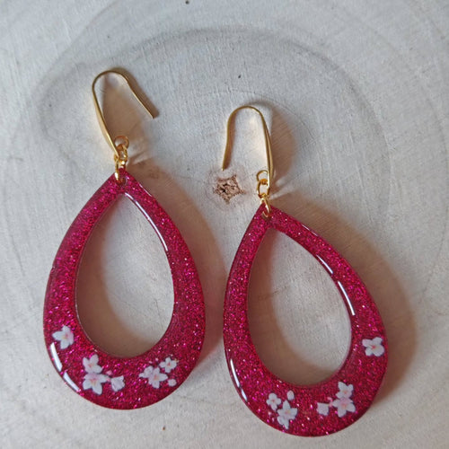 Gouttes framboise et fleurs blanches
