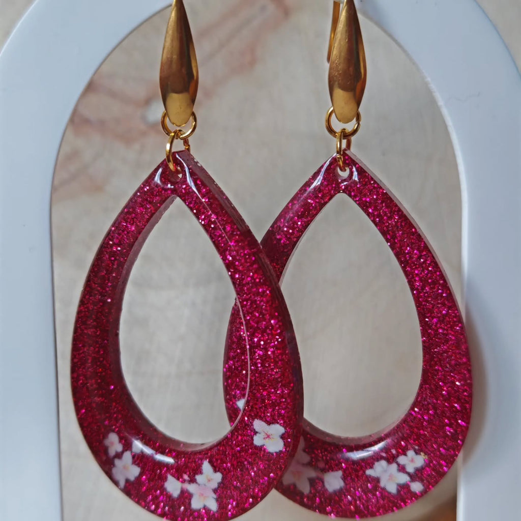 Gouttes framboise et fleurs blanches