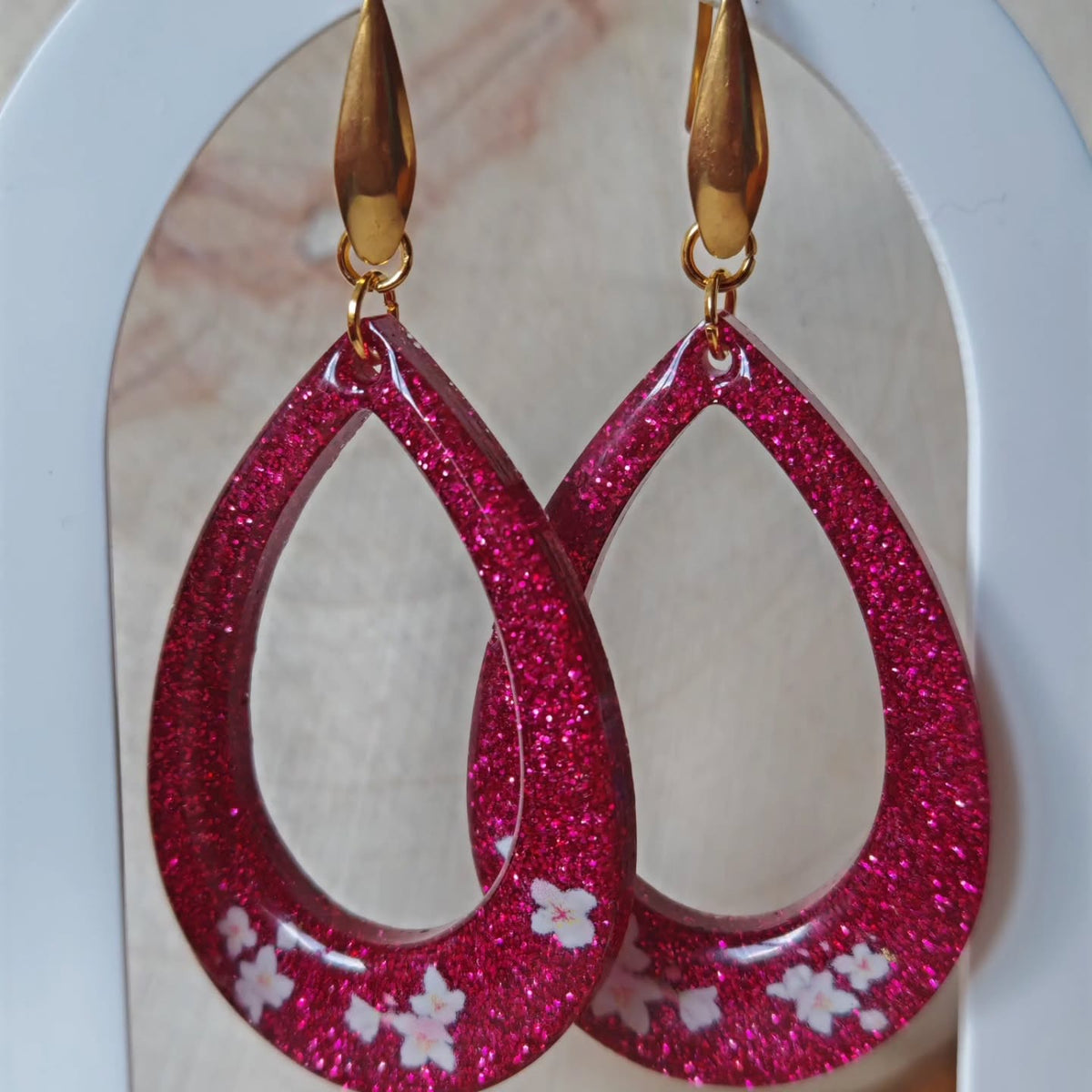 Gouttes framboise et fleurs blanches