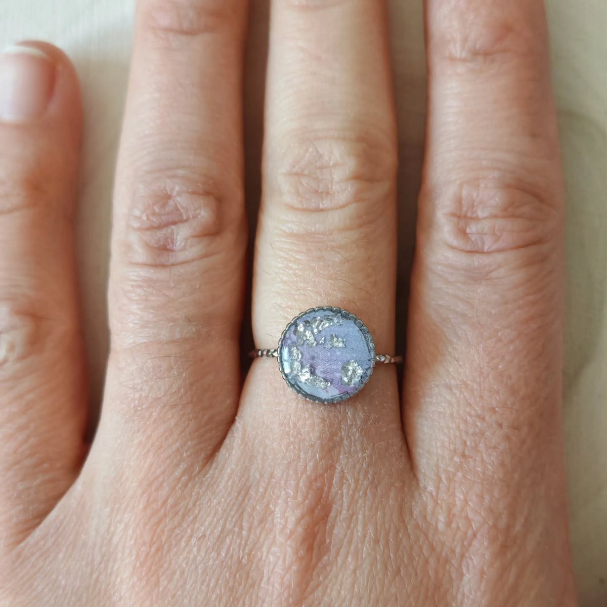 Bague dôme violet pailleté