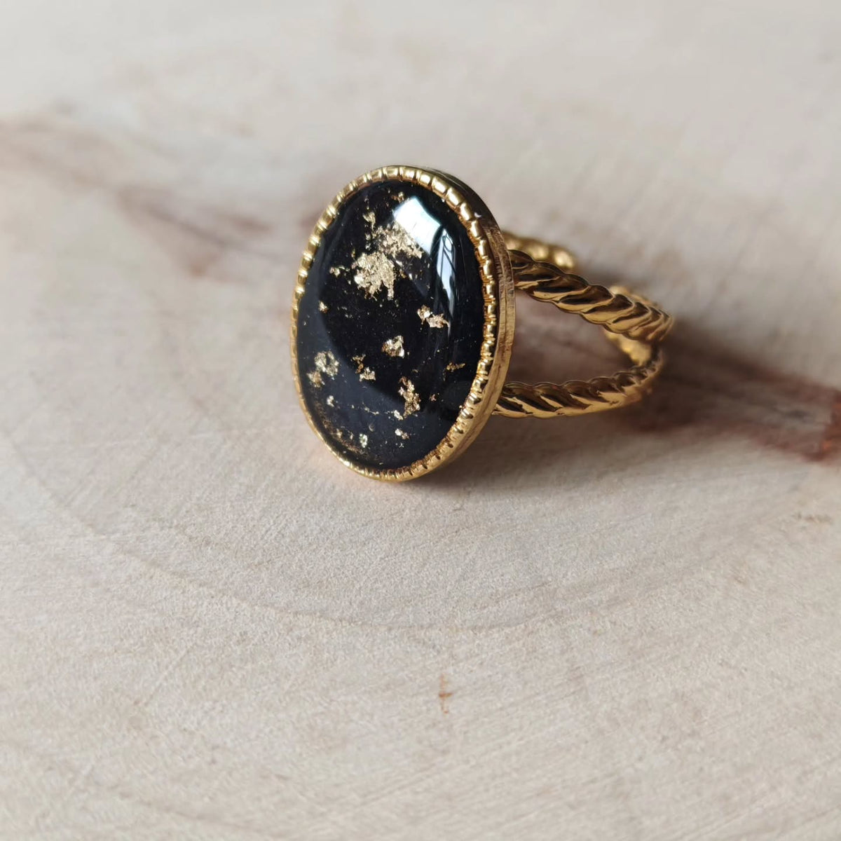 Bague noire aux feuilles d'or