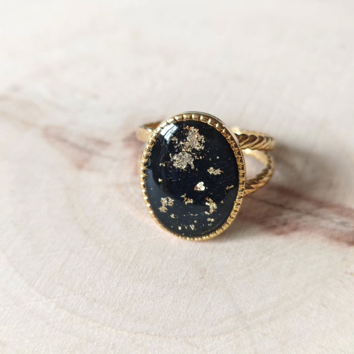 Bague noire aux feuilles d'or