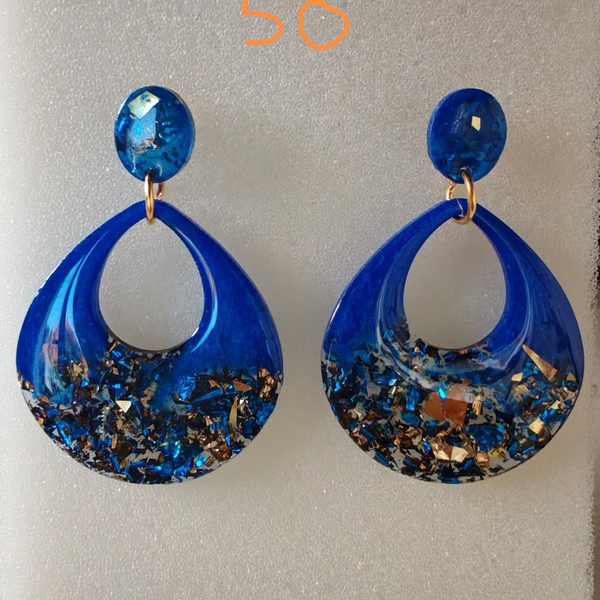 Gouttes bleu roi ajourées